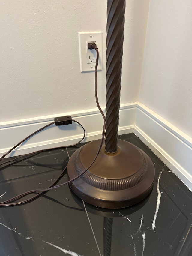 Tiffany-style stained glass torchiere 71” floor lamp - photo 5