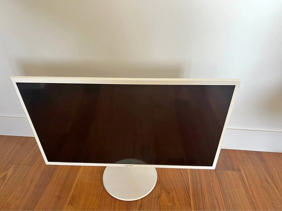 Samsung 32” Monitor – White
