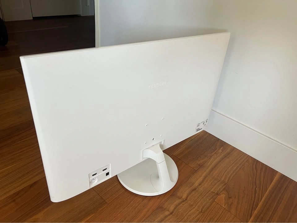 Samsung 32” Monitor – White - photo 2