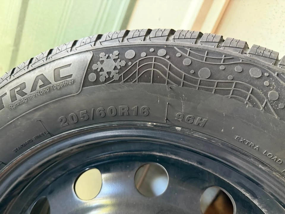 Set of 4 Winter Tires with Rims - 205/60R16 96H - photo 4