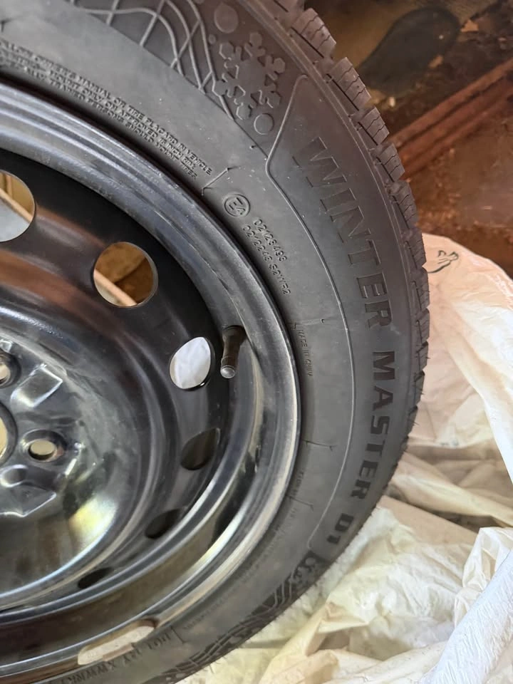 Set of 4 Winter Tires with Rims - 205/60R16 96H - photo 5