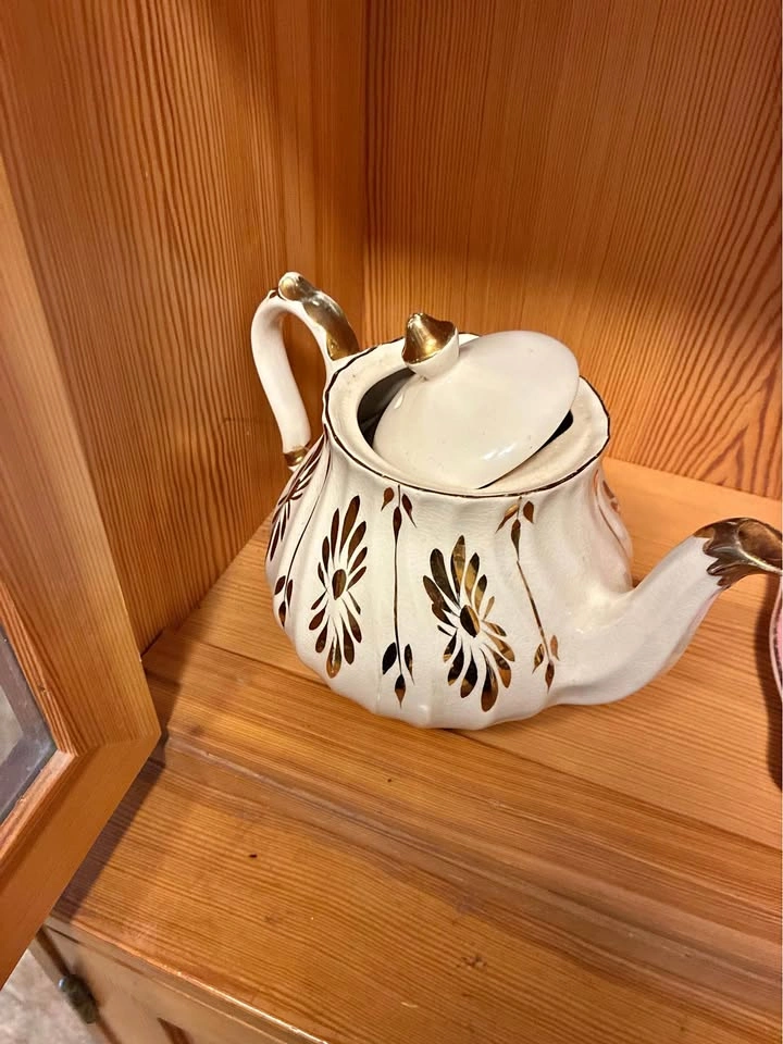 Saddler porcelain teapot