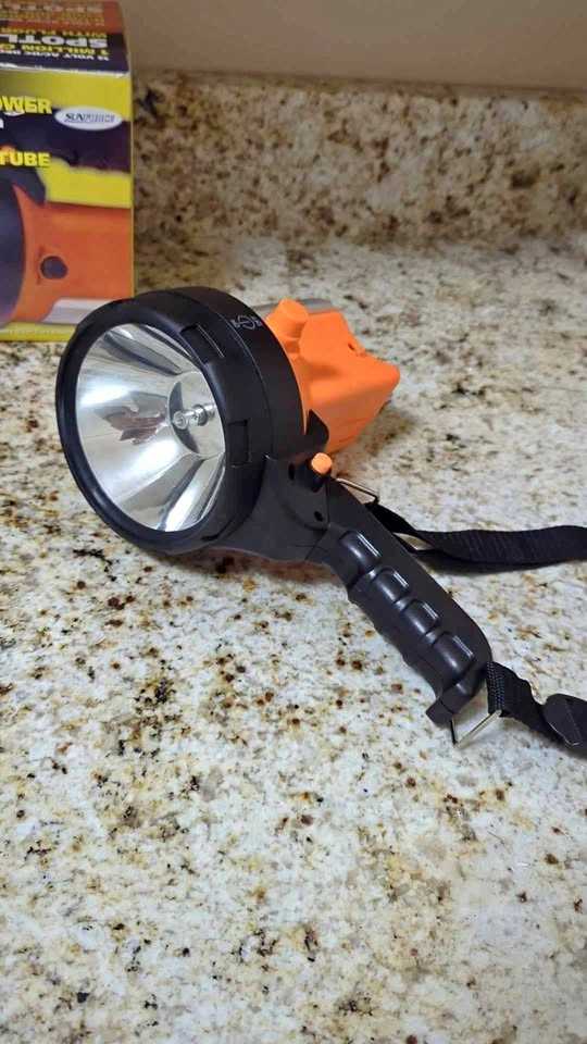 12V AC/DC Rechargeable 1 Million Candle Power Spotlight