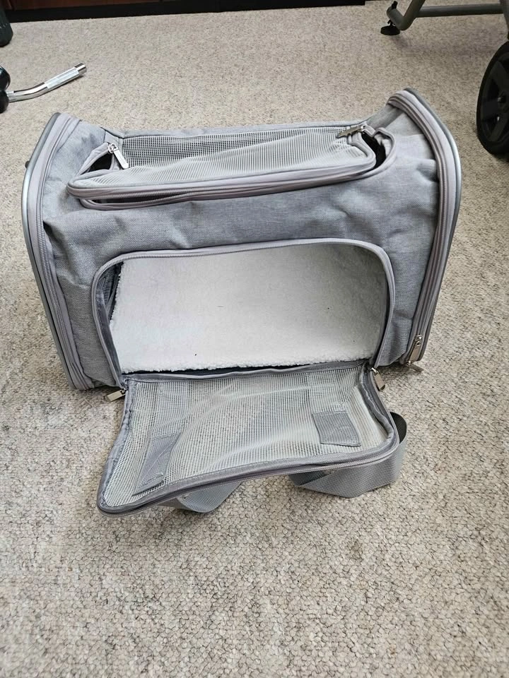 Travel carrier for small animal only used once - photo 2