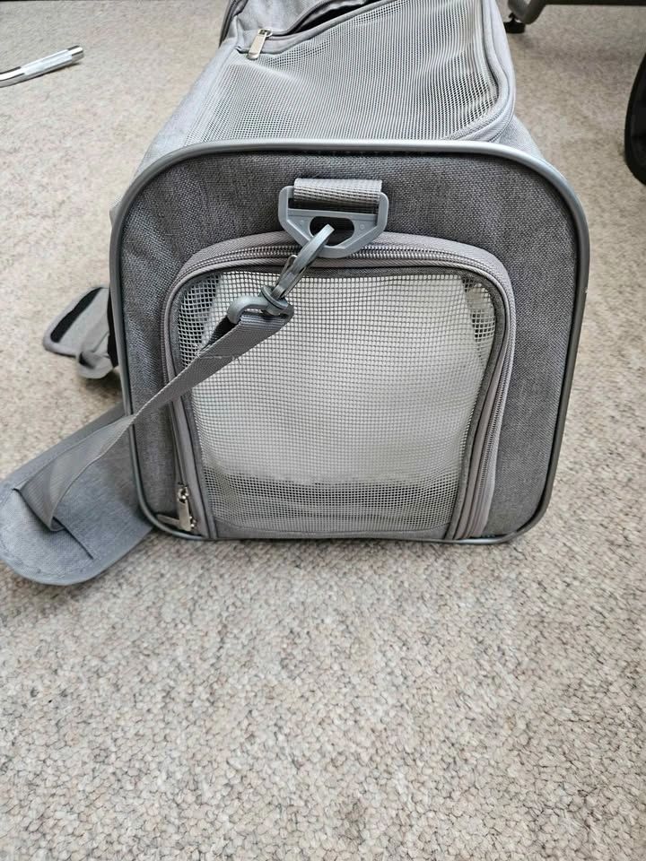 Travel carrier for small animal only used once - photo 3