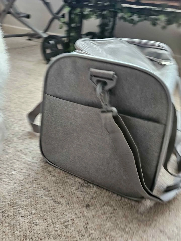 Travel carrier for small animal only used once - photo 4