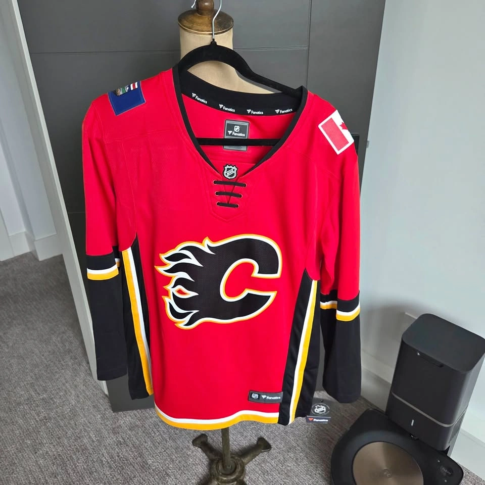 Fanatics Calgary Flames Women’s Breakaway Jersey - Medium (NWT)