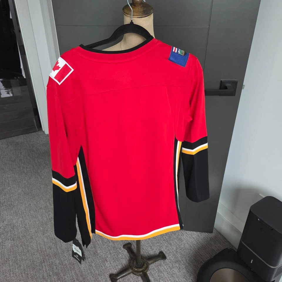 Fanatics Calgary Flames Women’s Breakaway Jersey - Medium (NWT) - photo 4