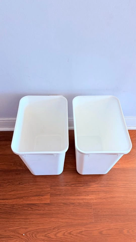 Set of 2 White Plastic Wastebaskets - photo 2