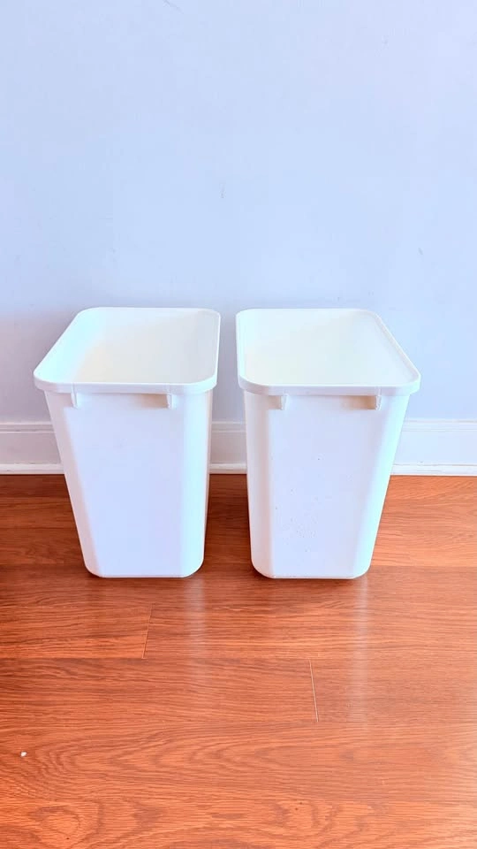 Set of 2 White Plastic Wastebaskets - photo 3