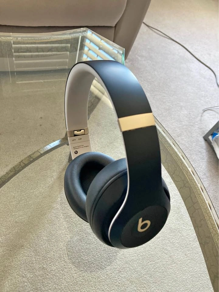 Beats Studio Pro black and gold