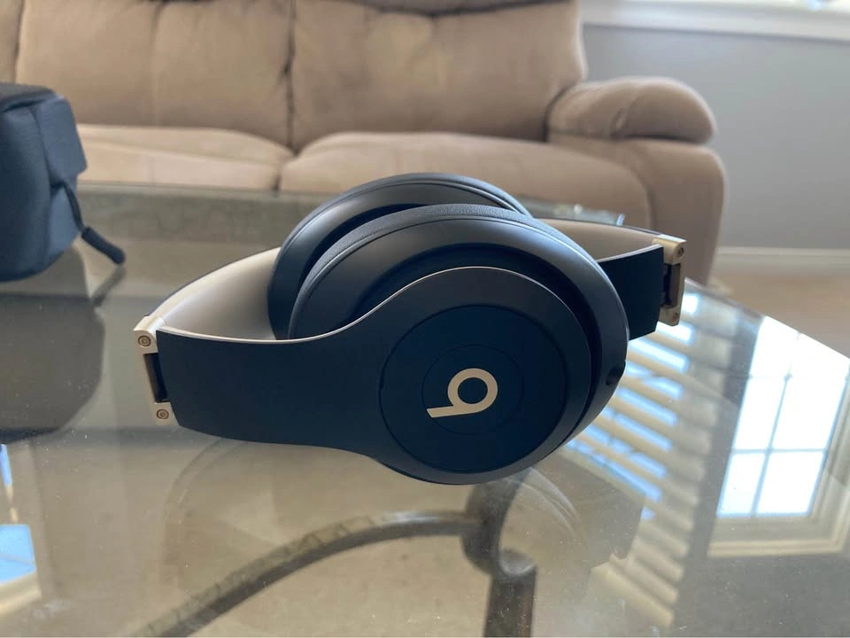 Beats Studio Pro black and gold - photo 2
