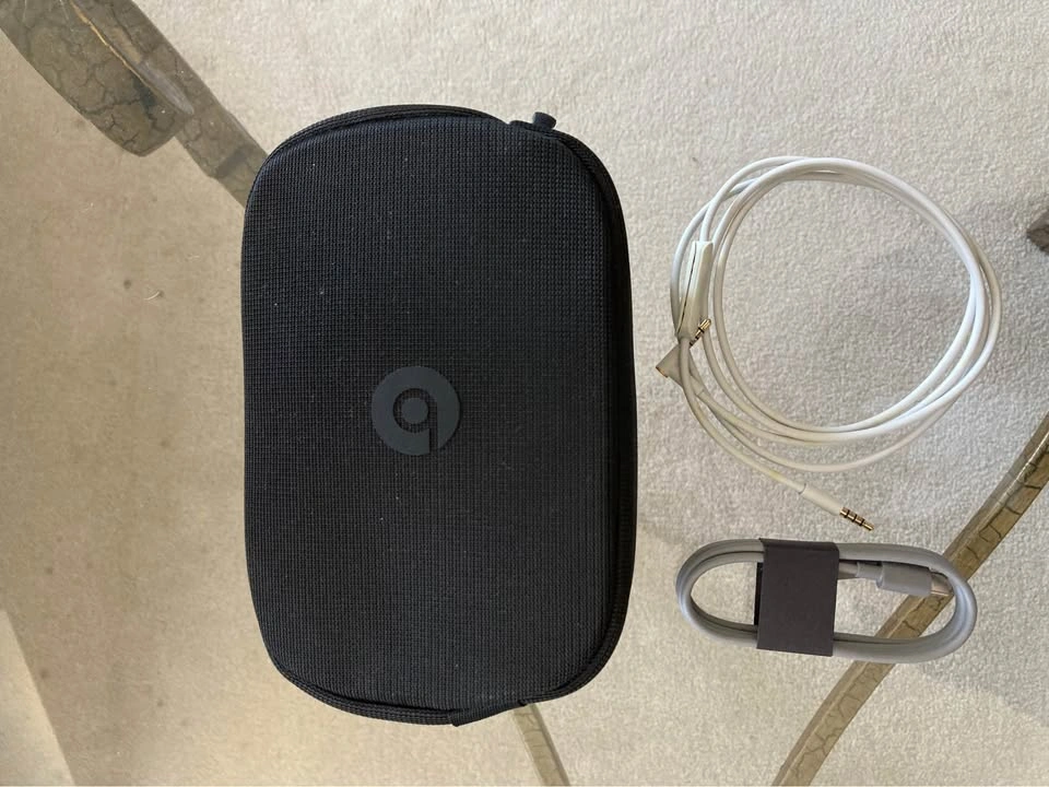 Beats Studio Pro black and gold - photo 4