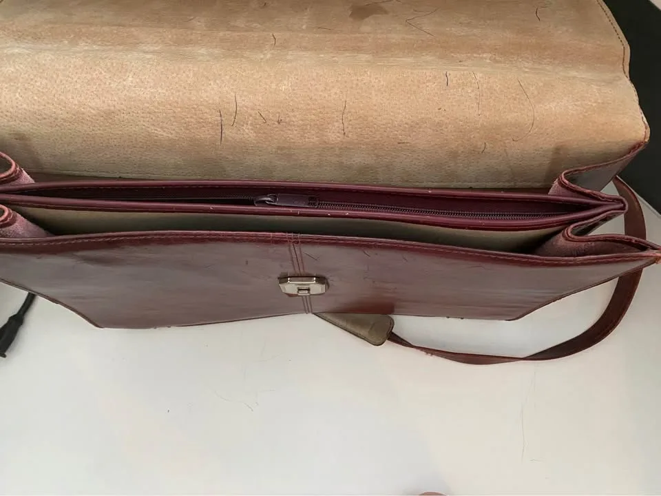 Leather briefcase - classic style image indicator(3)