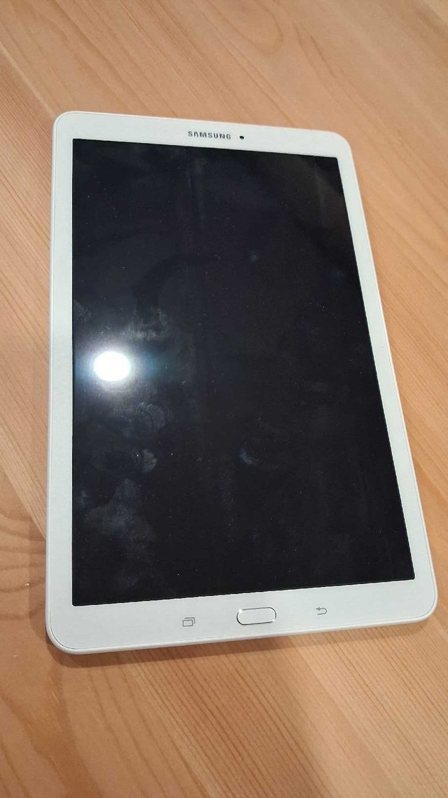 Samsung Tablet SM-T560NU (with case)