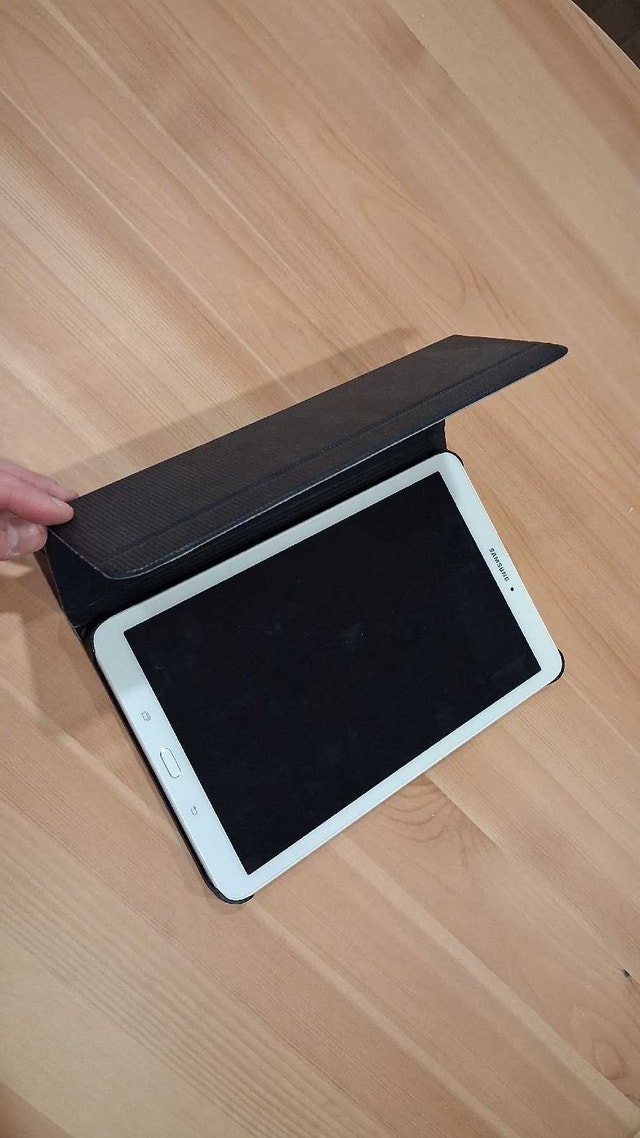 Samsung Tablet SM-T560NU (with case) - photo 2
