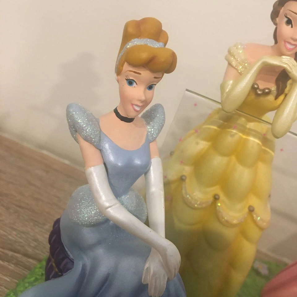 Disney princess figurine picture frame pick up in Brampton - photo 5