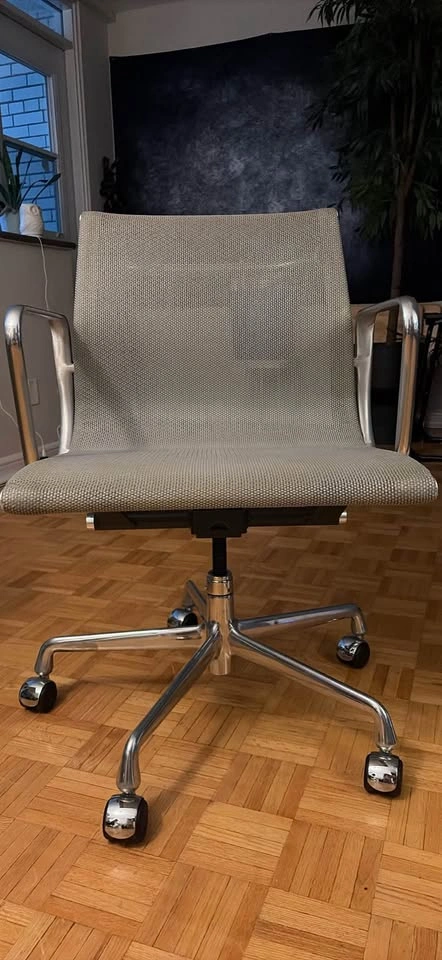 Eames Aluminum Group Chair - photo 3