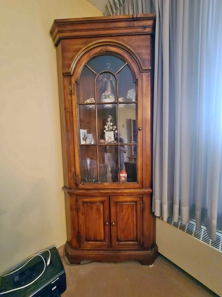 Corner cabinet
