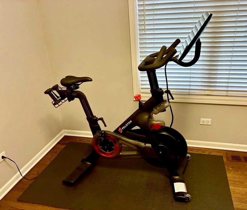 Peloton Bike including Mat & Weights | Excellent Value - photo 2