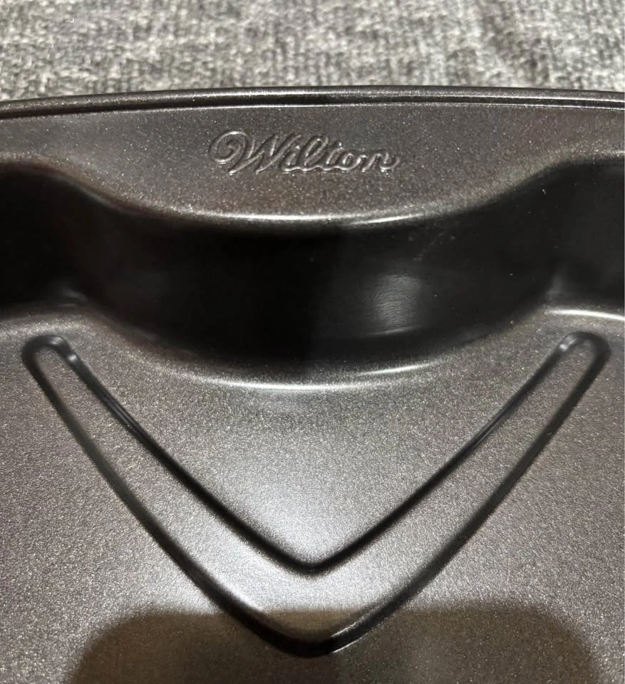 Wilton T-Shirt Sport Jersey Cake Pan - photo 3