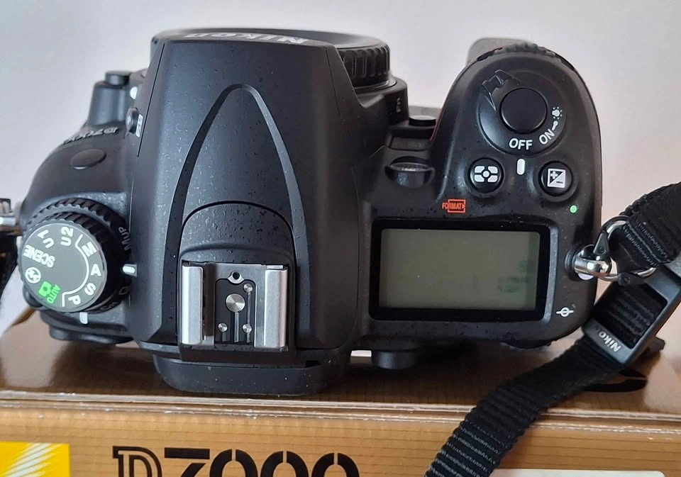 Nikon D7000 camera in original box, 3600 shutter count - photo 2