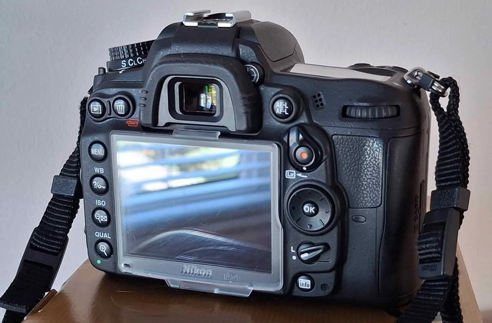 Nikon D7000 camera in original box, 3600 shutter count - photo 3