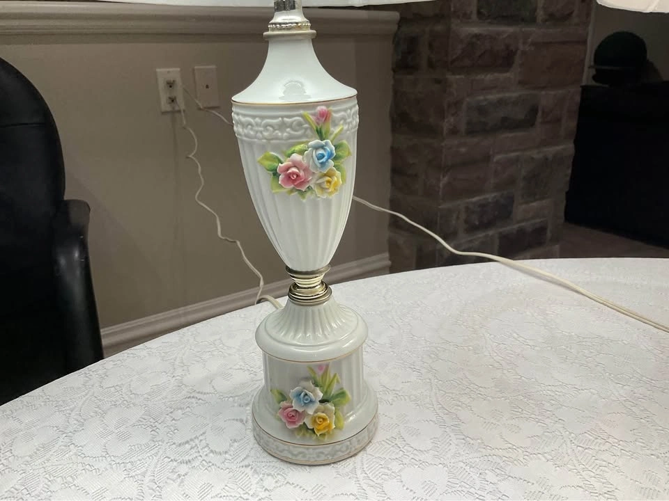 Table Lamps PAIR Vintage Porcelain Delicate Raised Florals - photo 4
