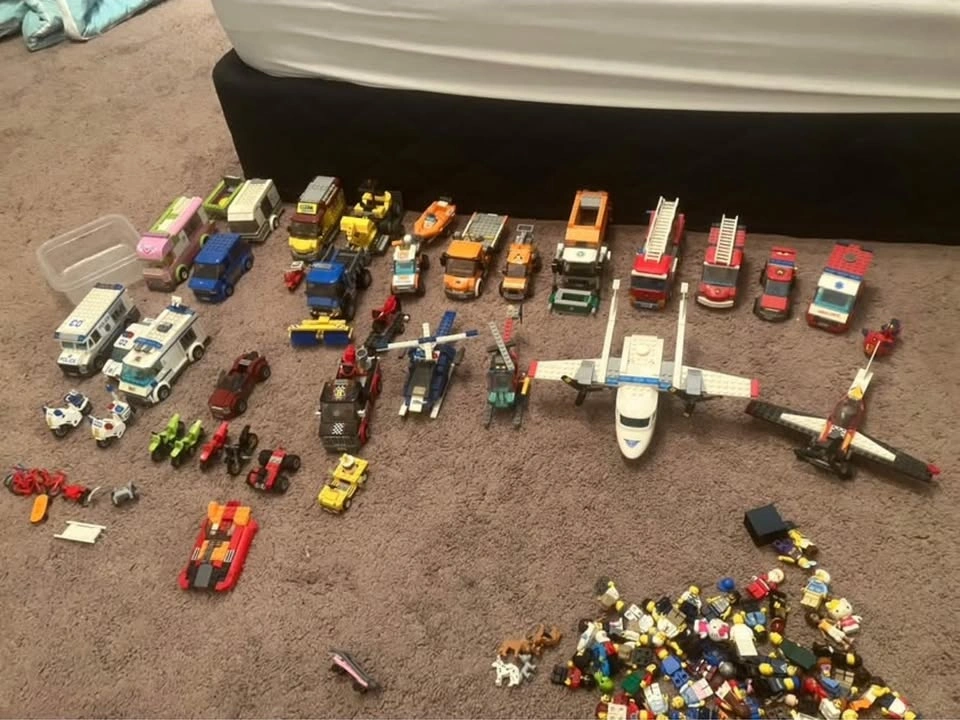 LEGO Bundle — 12+ Sets, Minifigures & Models (Whole Lot Only) - photo 5