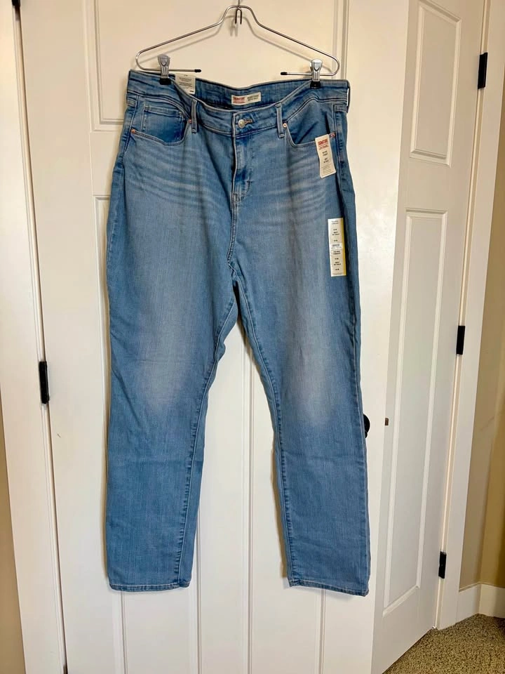 New Levi’s Mid-Rise Straight Jeans Size 18 M