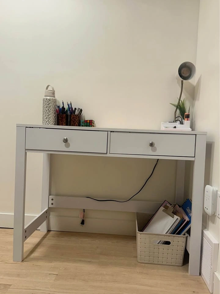White 2-Drawer Desk - photo 3