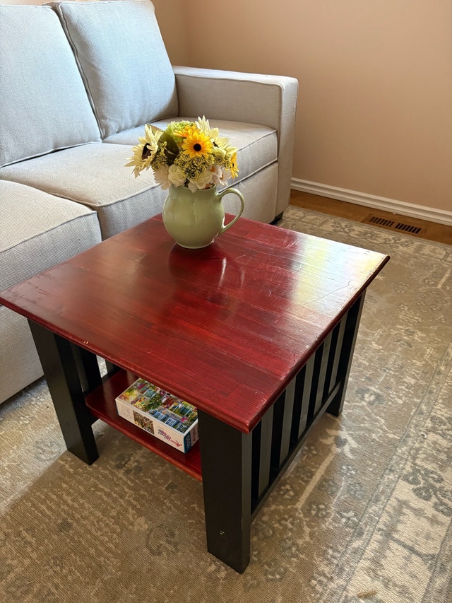 Beautiful End Table / Coffee table