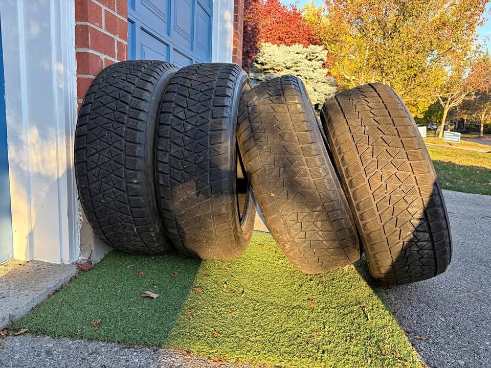 Bridgestone Blizzak DM-V2 235/55R19 Winter Tires