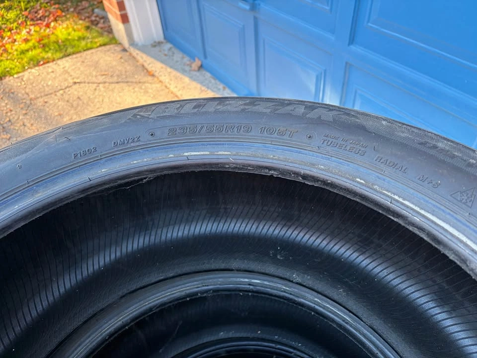 Bridgestone Blizzak DM-V2 235/55R19 Winter Tires - photo 3
