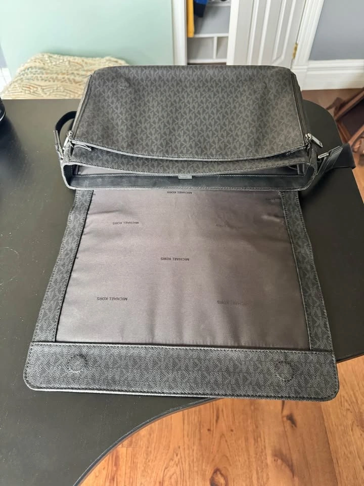 Michael Kors Messenger Bag - photo 3