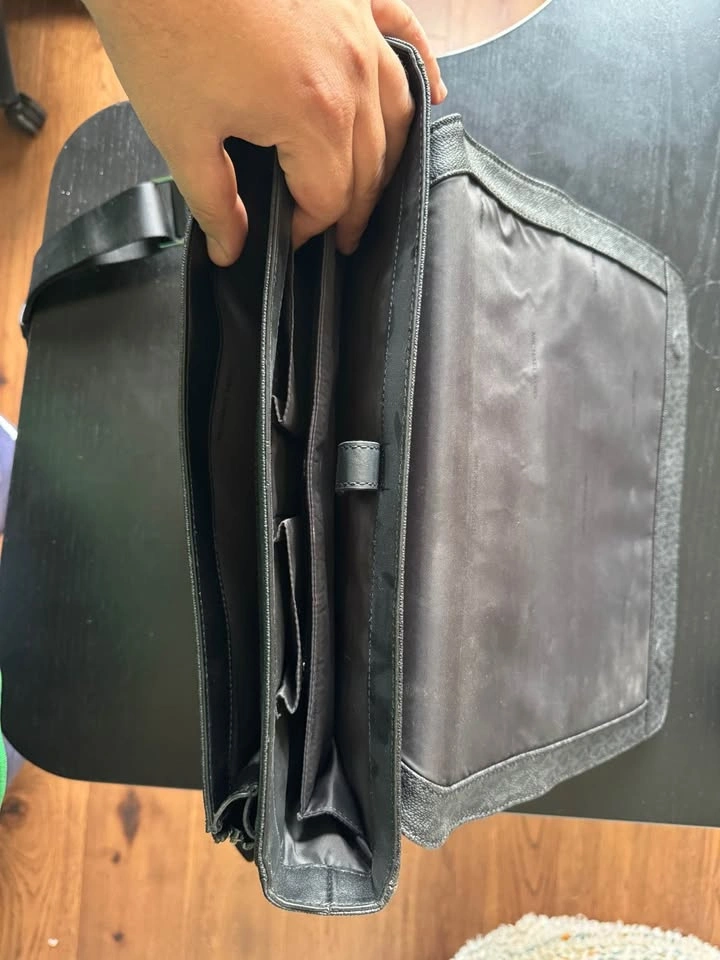 Michael Kors Messenger Bag - photo 4