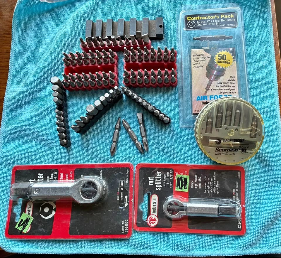 Screwdriver Bit Lot with Case, Robertson Bits & 2x Nut Splitters