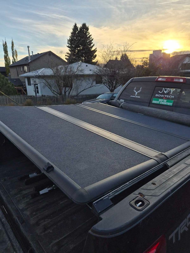 Toyota Tundra OEM 5.5 foot tonneau cover - photo 2