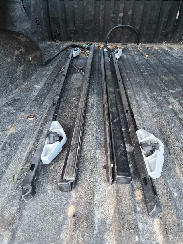 Toyota Tundra OEM 5.5 foot tonneau cover - photo 3