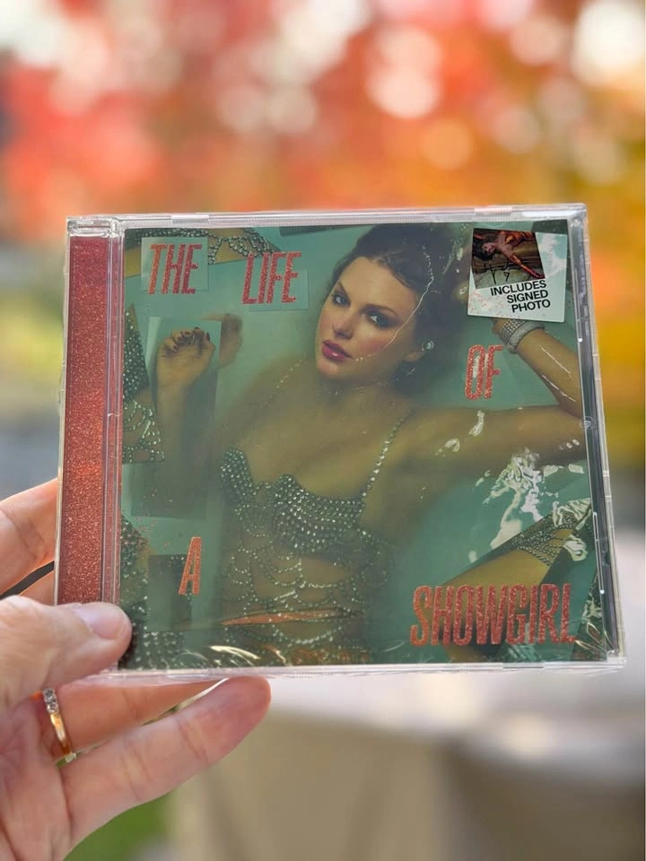 Taylor Swift – The Life of a Showgirl CD + Hand Signed Photo 2