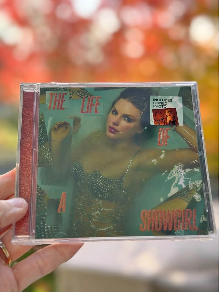 Taylor Swift – The Life of a Showgirl CD + Hand Signed Photo