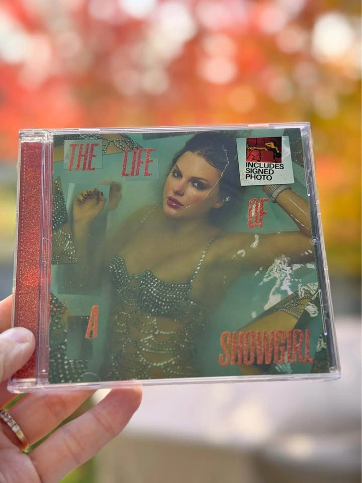 Taylor Swift – The Life of a Showgirl CD + Hand signed photo