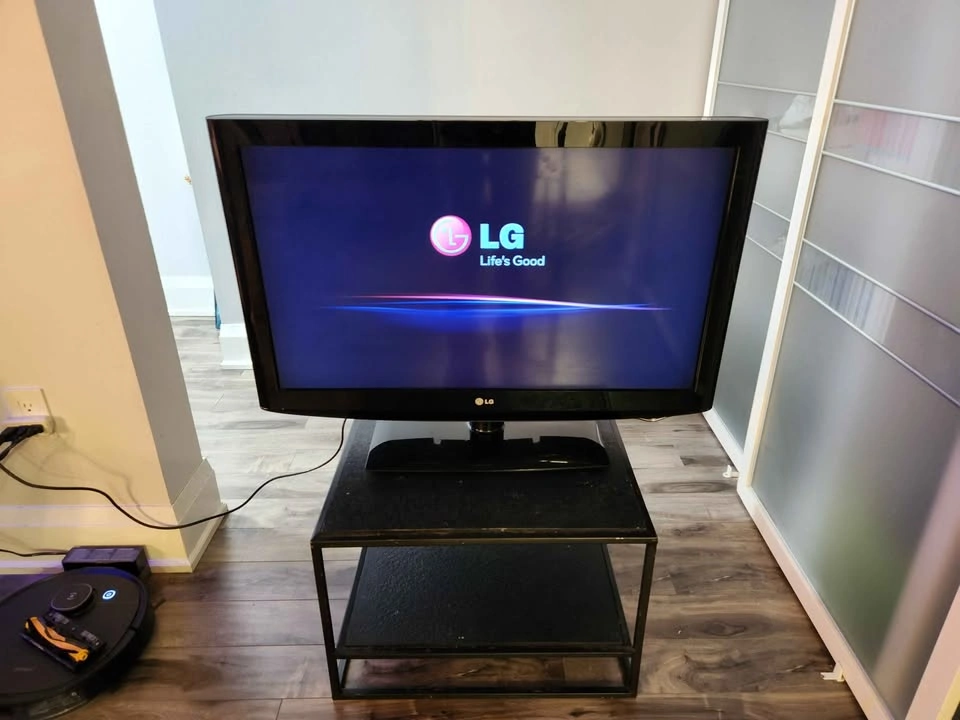 🇨🇦  LG TV 37inch - NOT Smart - photo 2