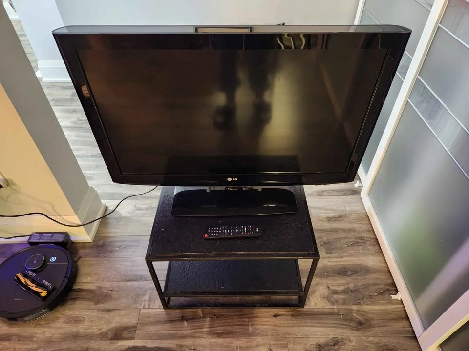 🇨🇦  LG TV 37inch - NOT Smart - photo 5