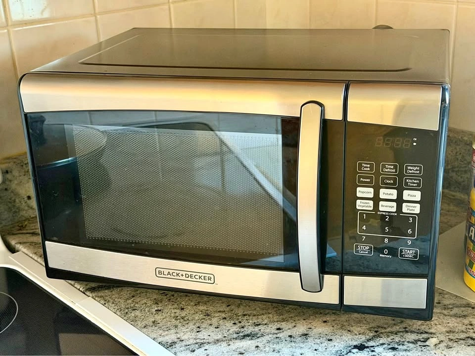 Moving Sale - BLACK+DECKER Microwave 0.9 cu ft + Free Mitts