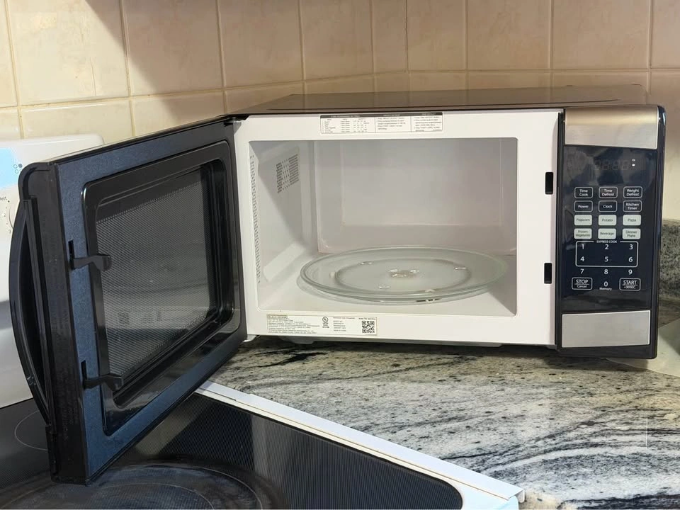 Moving Sale - BLACK+DECKER Microwave 0.9 cu ft + Free Mitts - photo 2