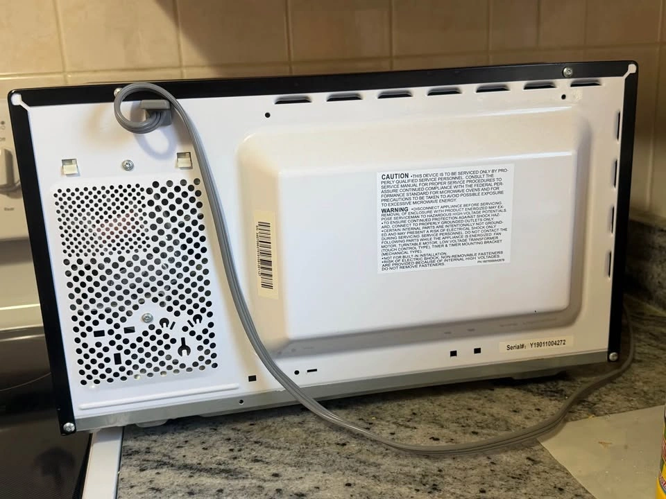 Moving Sale - BLACK+DECKER Microwave 0.9 cu ft + Free Mitts - photo 3