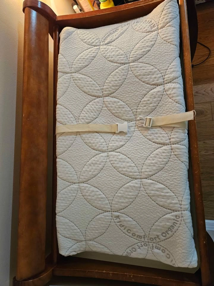Diaper Changing Table, Pad and 6 Covers - photo 2