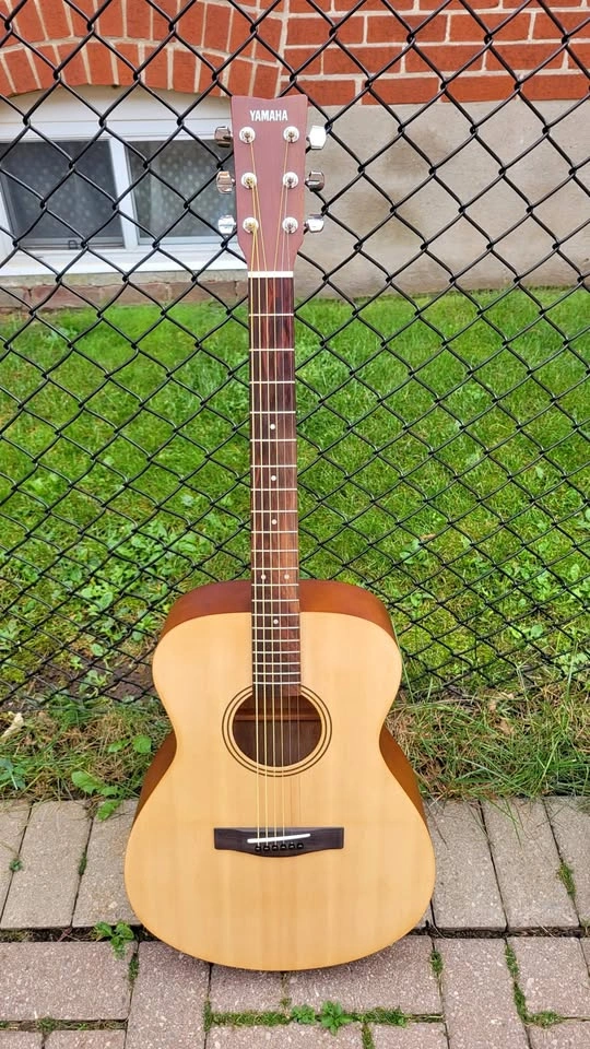 $200 Yamaha FS400 Acoustic Guitar – Natural