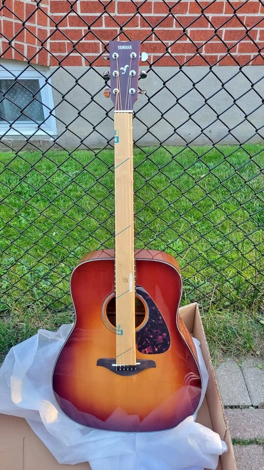 Yamaha FG800J Dreadnaught Acoustic Guitar – Brown Sunburst